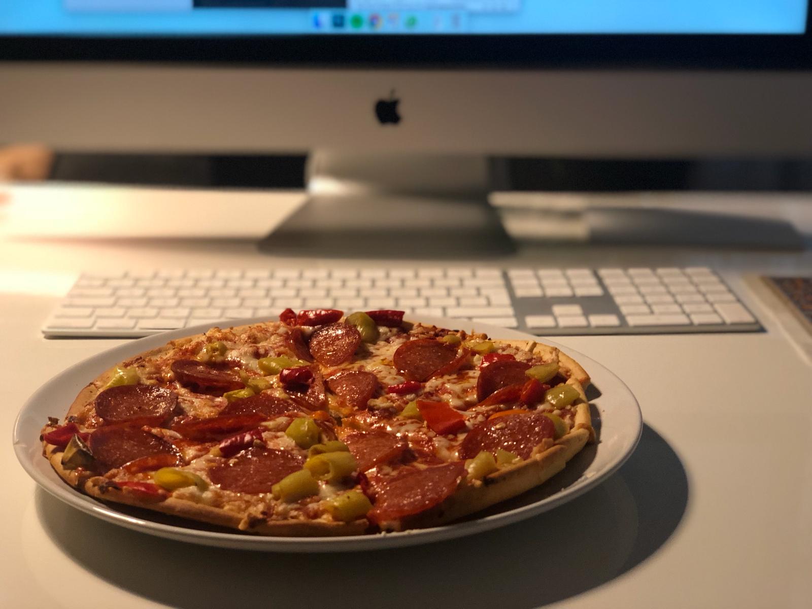 Pizza achter iMac